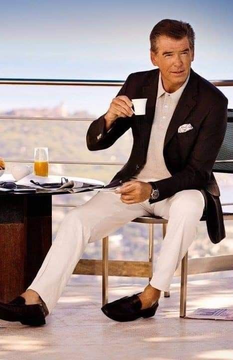 Aesthetic Outfits 80s, Older Mens Fashion, Mens Summer Outfits, Pierce Brosnan, Stylish Mens Outfits, Men Fashion Casual Outfits, Well Dressed Men, Gentleman Style, 가을 패션