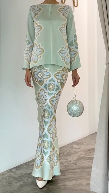 Baju Kurung Moden Style, Eid Abaya, Emerald Fashion, Eid Fashion, Baju Kurung Moden, Elegant Wedding Guest Dress, Kurung Moden, Gowns Dresses Elegant, Silk Set