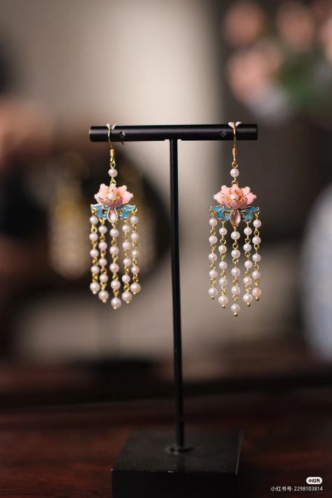 Chinese Traditional Jewelry, Chinese Earrings Traditional, Chinese Jewelry Traditional, Traditional Chinese Jewelry, Hanfu Jewelry, Chinese Earrings, Pebble Jewelry, Japanese Jewelry, Lotus Jewelry