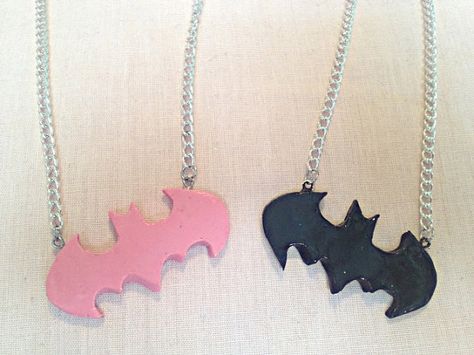 Batman Polymer Clay, Nerdy Resin Crafts, Batman Clay Art, Batman Clay, Mouldit Art Ideas, Clay Necklace Ideas, Batman Crafts, Batman Diy, Diy Gift For Bff