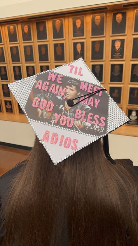 #ElvisPresley #ElvisPresleyGraduationCap Elvis Graduation Cap, Louis Tomlinson Graduation Cap, Elvis Memes, Graduation Hats, Graduation Cap Decoration Diy, High School Graduation Cap, Grad Cap Designs, Cap Decoration, Cap Ideas