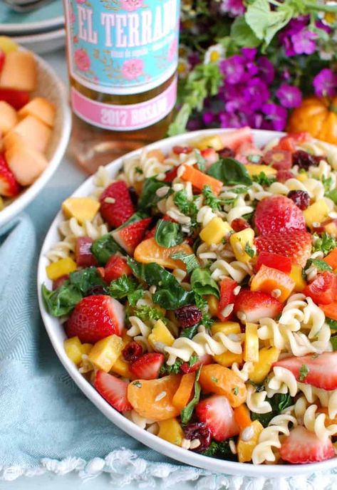 This Spring Pasta Salad is packed with healthy ingredients to create the perfect side dish for your spring brunch, Mother's Day or a summer bbq or picnic. Mothers Day Side Dishes, Sumner Salads, Lemon Honey Dressing, Picnic Pasta, Spring Pasta Salad, Salad Spring, Pasta Vegetarian, Brunch Salad, Fruit Mango