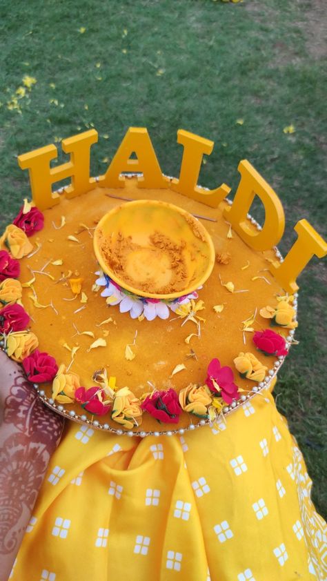 Haldi Dish Decoration, Haldi Dish Decoration Ideas, Haldi Plate Decoration Ideas, Haldi Plate, Mehndi Platter, Dish Decoration, Food Table Decorations, Haldi Ceremony Decorations, Indian Wedding Pictures