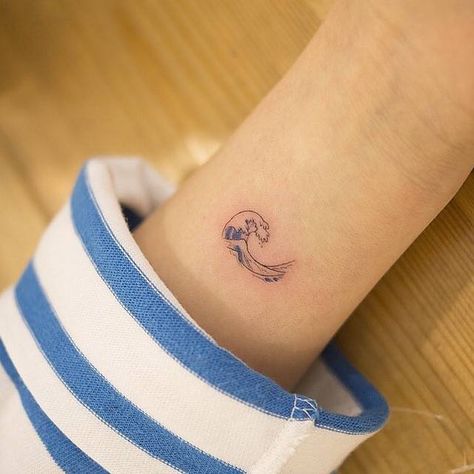 Tiny "The Great Wafe off Kanagawa" inspired tattoo on the wrist/forearm Wave Tattoo Wrist, Wellen Tattoo, Tattoo On The Wrist, Small Wave Tattoo, Wave Tattoo Design, Tato Minimal, Wave Tattoo, Handpoke Tattoo, Парные Тату