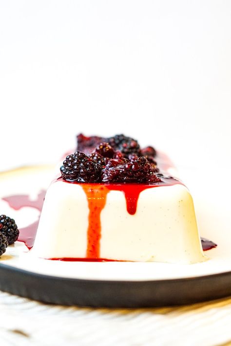 Vanilla Panna Cotta, Blackberry Sauce, Panna Cotta Recipe, Dessert Aux Fruits, Desserts Vegan, Vanilla Coconut, Classic Desserts, Healthy Dessert Recipes, Trifle