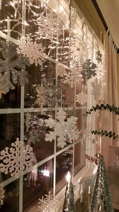 Christmas Window Seal Decor, Snow Blanket Decoration Ideas, Xmas Hallway Decorating Ideas, Christmas Decor Ideas Simple, Christmas Decorations Apartment, Christmas Apartment, Cozy Christmas Decor, Christmas Window Decorations, Christmas Decor Inspiration