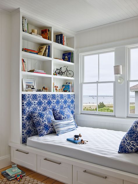 Beach Bedroom Colors, Built In Daybed, Bedroom Built Ins, Bed Nook, Window Seat Design, Living Room Built Ins, Smart Home Design, Guest Room Office, Tiny Bedroom