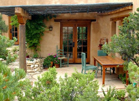 New Mexico Style Home Exterior, New Mexico Courtyard, Santa Fe Style Homes Exterior, Santa Fe Style Homes House Plans, Southwestern Home Exterior, Small Mexican House, Southwest Patio, New Mexico Style Home, Southwest Homes Exterior Santa Fe Style