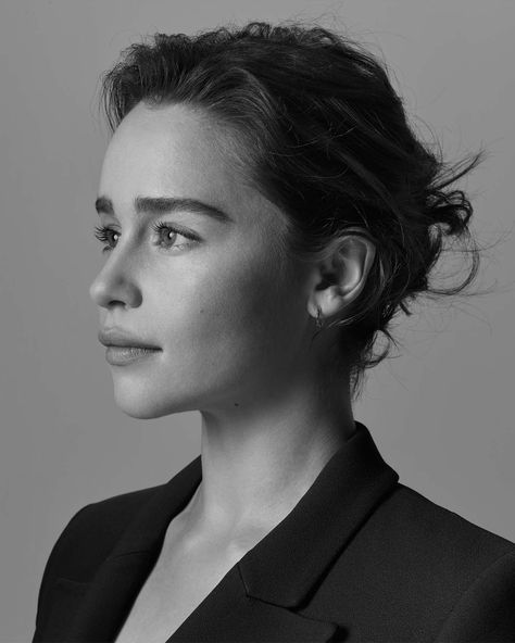 CELEBRITY SYLING - Octavia Elizabeth Emilia Clarke Jason Momoa, Emilia Clarke Daenerys, Emilia Clarke Daenerys Targaryen, Black And White Photography Portraits, Hot Haircuts, 얼굴 드로잉, Black And White Face, Portrait Photoshoot, Face Photography