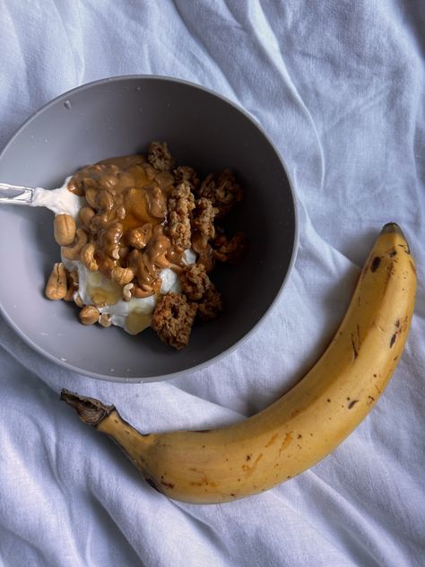 Greek yogurt with chunky peanut butter, peanut butter rolled oat clusters, unsalted cashews, honey, and a banana #breakfast #yogurt #peanutbutter Peanut Butter Bowl, Greek Yogurt Peanut Butter, Oat Clusters, Greek Yogurt And Peanut Butter, Breakfast Yogurt, Chunky Peanut Butter, Peanut Butter Roll, Banana Breakfast, Yogurt Bowl