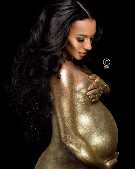 Taranasha Wallace on Instagram: ““Making the decision to have a baby is momentous. It is to decide forever to have your heart go walking around outside your body.” – Elizabeth Stone #bunintheoven #BrandNewTara Gold Maternity Shoot, Pregnancy Belly Photos, Belly Photos, Belly Bump, Glitter Photography, Belly Painting, Maternity Pics, Baby Pics, Maternity Portraits