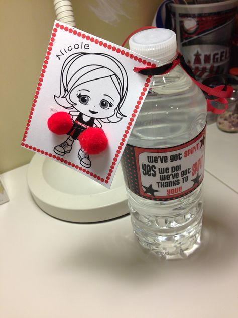 Cheerleader water bottles!! Cheer Happies, Cheer Snacks, Cheer Spirit Sticks, Cheer Treats, Cheer Decorations, Goodie Bag Ideas, Cheerleading Ideas, Pep Club, Cheer Season