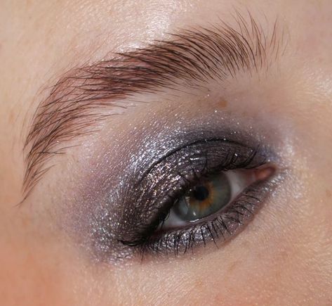 Grey Eyeshadow Looks, Gray Eyeshadow, Gray Eyeliner, Face Inspiration, Makeup Aesthetics, Beauty Cabinet, Kpop Makeup, Grey Eyeshadow, Cake Face