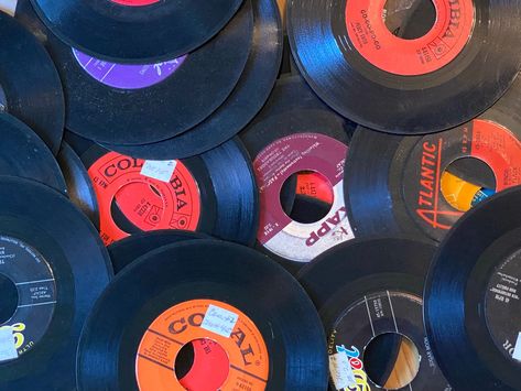 Records Aesthetic, Vinyl Aesthetic, Juke Box, 45 Rpm Record, Rock N Roll Music, Record Players, Vinyl Record Album, 45 Rpm, Vintage Records