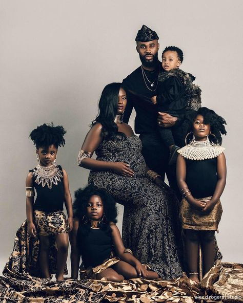 ezekiel + kiyanna azonwu photographed by @alexdrogersstudio in los angeles, ca Family Photo Outfits Winter, Family Photoshoot Outfits, Christmas Shoot, My Black Is Beautiful, Braut Make-up, Family Photo Outfits, Family Posing, Family Photo Ideas, Afro Art