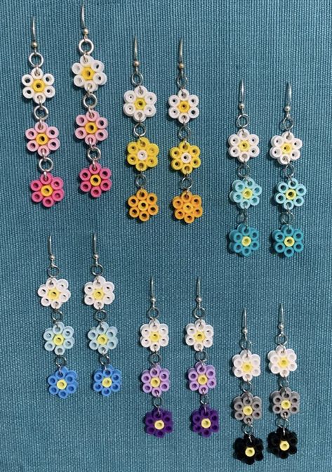 Daisy Perler Bead Pattern, Fuse Beads Earrings, Pixel Art Earrings, Perler Bead Earring Holder, Perler Bead Crafts To Sell, Perler Beads Jewelry, Hammer Beads Ideas, Aesthetic Perler Beads, Perler Bead Flower