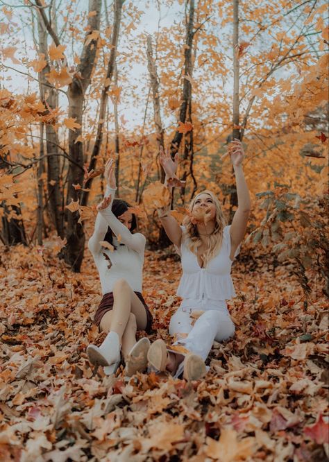 Fall Picture Ideas For Best Friends, Fall Inspo Pictures Aesthetic, Fall Photoshoot Outfits Friends, Cute Fall Best Friend Pictures, Friends Fall Photoshoot Ideas, Halloween Photoshoot Outfits, Single Fall Photoshoot Ideas, Cousin Fall Picture Ideas, Fall Best Friend Photoshoot Funny