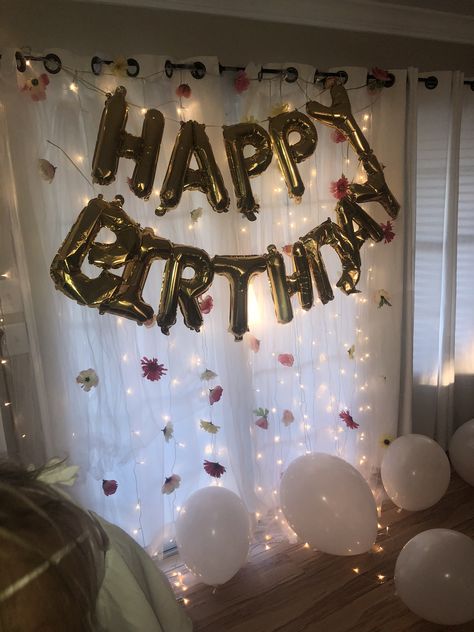 19th Birthday Decoration Ideas At Home, Simple Terrace Birthday Decoration Ideas, Birthday Decorations In Terrace, 16 Bday Aesthetic Decoration, Hostel Birthday Room Decoration, Birthday Decoration Ideas In Hostel, Simple Balloon Decoration, Birthday Decorations At Home, Birthday Room Decorations