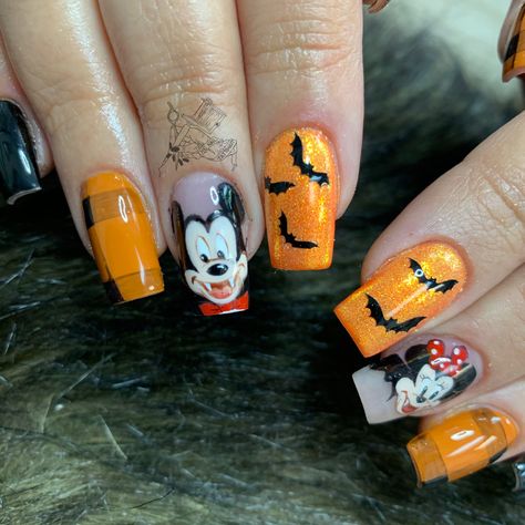 Mickey And Minnie Nails, Scary Halloween Nails Design, Minnie Nails, Vampire Nails, Halloween Nails Diy, Mickey Nails, Skull Nails, Nail Art Disney, Healthy Lawn