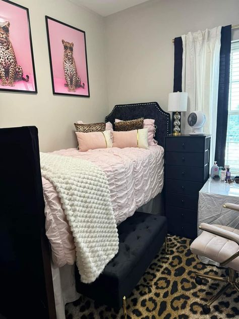 Girly Dorm Room Ideas, Girly Dorm Room, Dorm Room Themes, Luxury Dorm Room, Pretty Dorm Room, College Bedroom Decor, Girly Dorm, Pink Dorm Rooms, College Dorm Room Inspiration