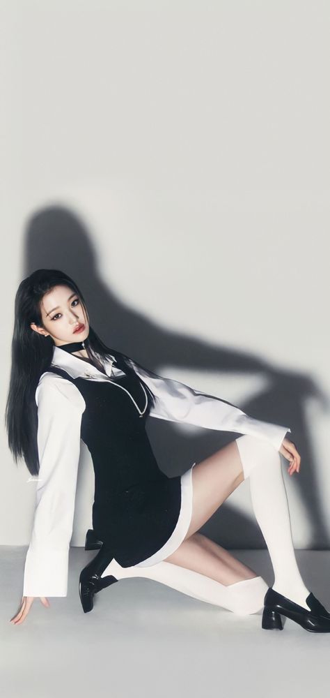 WONYOUNG WALLPAPER Wonyoung White Outfit, Wonyoung White Background, Wonyoung Black Outfit, Wonyoung Wallpaper Black, Wony Wallpapers, Kpop White Wallpaper, White Kpop Wallpaper, Wonyoung Black And White, Ive Wonyoung Wallpaper