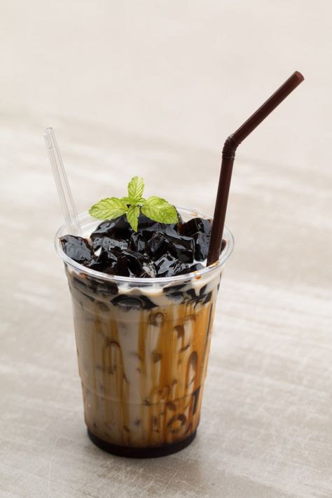 Grass Jelly Drink, Cireng Isi, Milk Jelly, Grass Jelly, Coffee Jelly, Black Grass, Food Summer, Diy Drinks, Photo Food