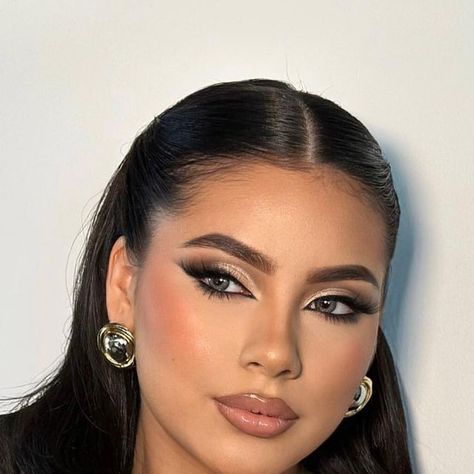 Makeup Looks With Liner, Makeup Look For Black Outfit, Black Makeup Eyeshadow, All Black Makeup Artist Outfit, Black Outfit Makeup Look, Cute Black Makeup Looks, All Black Outfit Makeup Looks, Makeup Looks For Black Hair, All Black Outfit Makeup