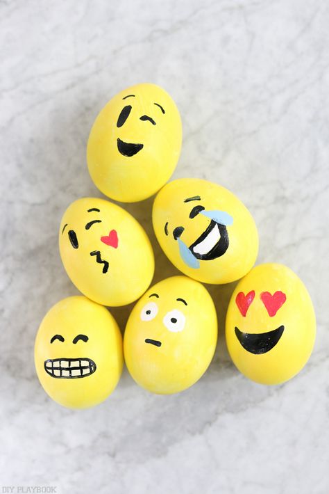 Brighten up your Easter egg hunt with these DIY Emoji Easter Eggs that are perfect for every age. Wait until you see how EASY it is to recreate this look! These fun eggs are perfect for Easter! #eastereggs #emoji Emoji Easter Eggs, Diy – Velikonoce, Trendy Easter, Easter Crafts For Adults, Adult Easter, Easter Egg Dye, Easter Egg Designs, Easter Egg Crafts, Easter Eggs Diy