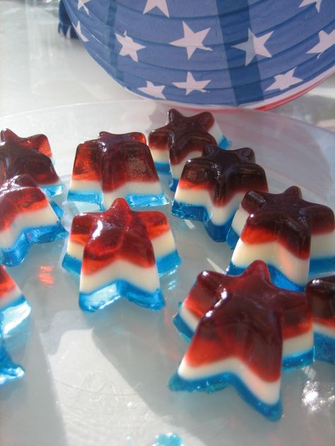 5 Jello Shots Perfect for Your Next Yuppie Party | KegWorks Blog Blue Jello Shots, Layered Jello, Silly Games, Jello Shots, Stars And Stripes, Holiday Treats, Mocktails, Yummy Drinks, Finger Foods