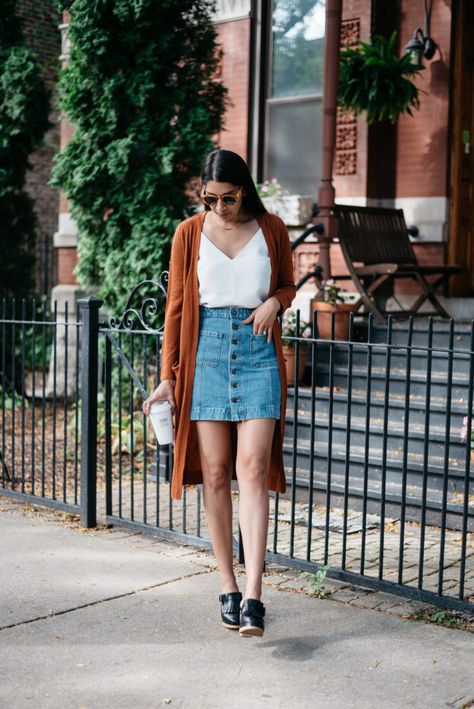 orange longline cardigan Jean Skirt Outfits, Skirt Outfits Fall, Denim Skirt Outfits, Lincoln Park, Stil Inspiration, Jeans Rock, Fotografi Potret, Look Casual, Ladies Dress Design