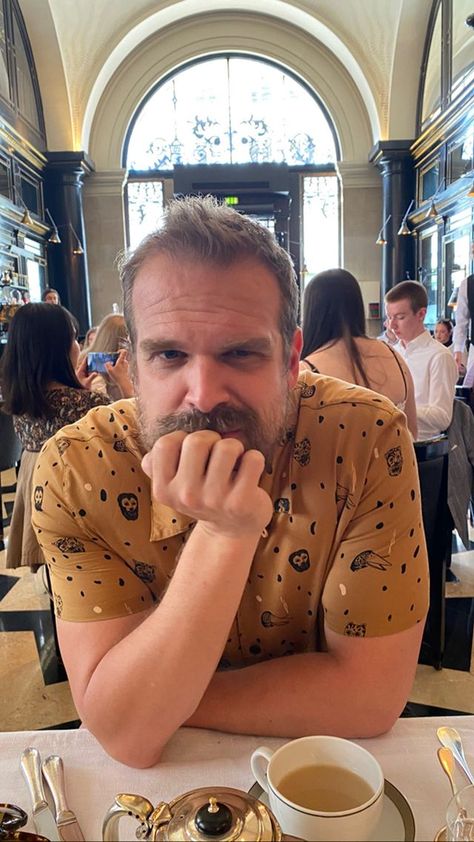 David Harbor, Hopper Stranger Things, David Harbour, Science Fiction Series, Bobby Brown Stranger Things, Cast Stranger Things, Hot Actors, Bobby Brown, Millie Bobby Brown