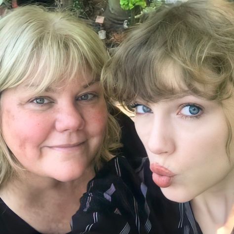 Taylor Swift The Best Day, Andrea Swift, Taylor Swift And Joe Alwyn, Joe Alwyn, Have The Best Day, Estilo Taylor Swift, Swift Photo, Taylor Swift Videos, Family Mom