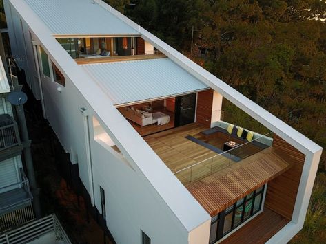 This fabulous house is the talk of the neighbourhood giving the appearance it's floating on the cliff. See more of the project and interior. Houses On Slopes, Slope House, Modern Architecture Interior, Hillside House, Burleigh Heads, Cliff House, House Viewing, Floating House, Sopot