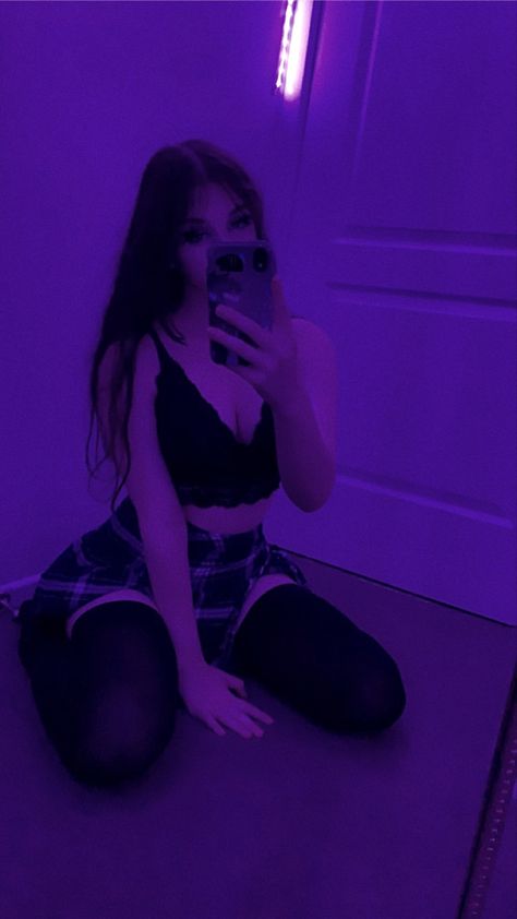 Purple Egirl Aesthetic, Thick Egirl Outfit, Egirl Pictures, Girl In Hoodie Aesthetic Dark, Egirl Mirror Selfie, Hot Emo Outfits, Egirl Pics, Estilo Egirl, Egirl Pose