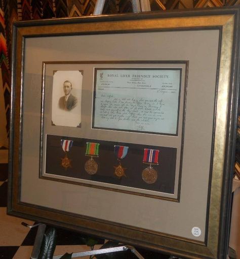 A wonderful display of military honors in gold frame. Military Frames, Military Shadow Box, Shadow Box Picture Frames, Frame Edit, Picture Framing, Diy Frame, Art Frame, Gold Frame, Shadow Box