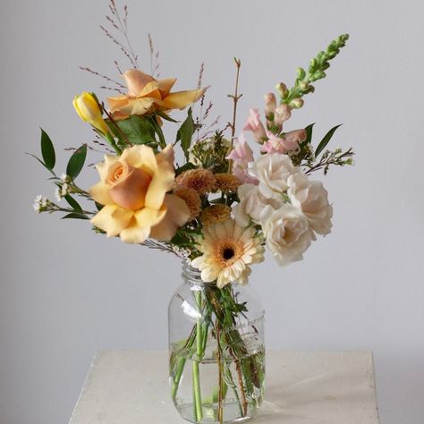 Everyday Flowers – May Flowers Mason Jar Arrangements Floral, Flower On Table, Jar Floral Arrangements, Mason Jar Bouquets, Flower Trailer, Flowers In A Mason Jar, Mason Jar Flower Arrangements, Jar With Flowers, Flowers In A Pot