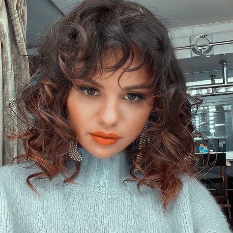 Bangs Selena Gomez, Selena Gomez Bangs, Curly Hair Bangs, Make Up Face, Selena Gomez Outfits, Bangs Curly, Wavy Curly Hair, Hair Bangs, Curly Hair With Bangs