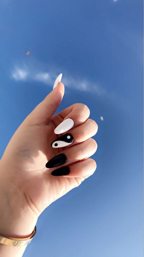 Almond Ying Yang Nails, Nail Arts Black And White, Almond Nail Art Black And White, Almond Acrylic Nails Black And White, White And Black Nails Almond, Black And White Almond Shaped Nails, Yin Yang Almond Nails, Ting And Yang Nails, Black And White Ying Yang Nails