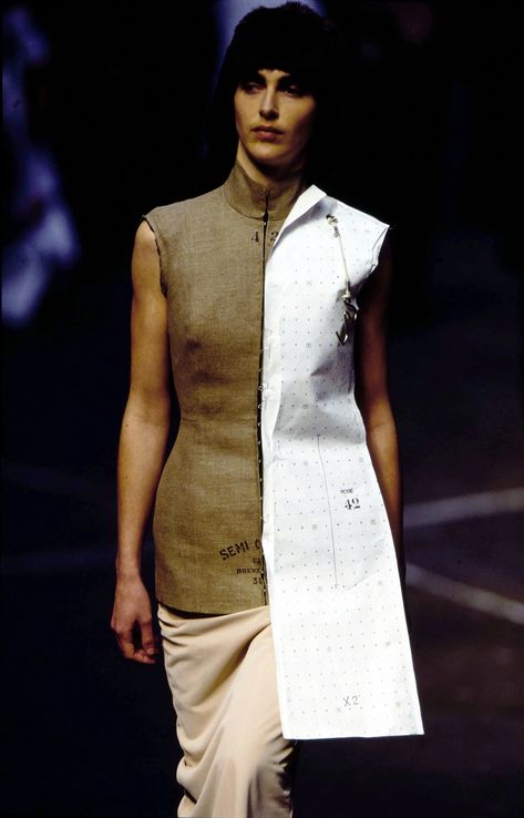 Martin Margiela 90s, Vintage Margiela, Margiela Runway, Margiela Couture, Fashion Design Ideas, Margiela Archive, Deconstruction Fashion, Moschino Dress, Anti Fashion