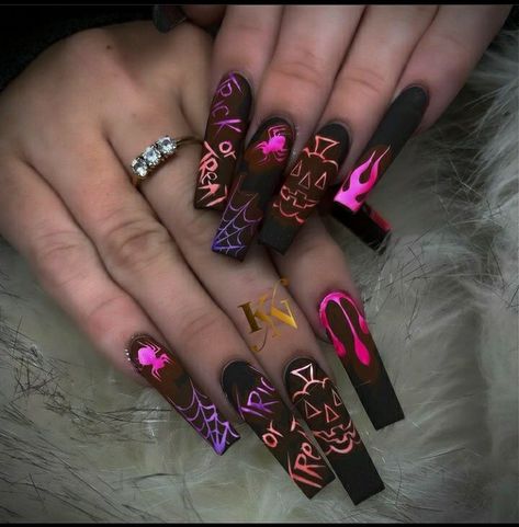 Pumpkin Halloween Nails, Bandana Nails, Halloween Nails Design, Pretty Gowns, Halloween Nail Art Ideas, Fall Nails 2023, Black Halloween Nails, Halloween Nail Ideas, Witch Nails