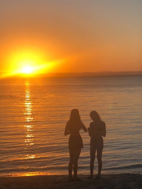 Sunrise Pictures With Friends, Sunset Beach Pictures Friends, Sunset Beach Photos Friends, Sunset Beach Pics With Friends, Beach Fotos, Beach Sunset Friends Aesthetic, Sunset Photoshoot Ideas, Wlw Beach, Beach Photos Friends