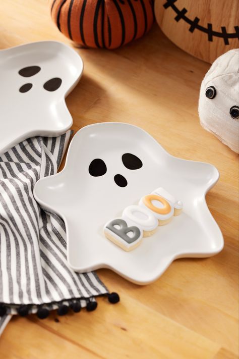 This adorable Ghost Serving Platter is a sweet yet spooky setting for appetizers, sides, and desserts. It's made of stoneware with an off-white matte glaze and minimalist black details. A haunting gift for any Halloween hostess or an irresistible addition to your own seasonal table setting, this serveware is a pure delight for any frightful festivity. #WorldMarket #HalloweenDecor #Halloween #HalloweenParty #Ghost #GhostDecor Halloween Entertaining, Harvest Decor, Ghost Decoration, Harvest Decorations, Unique Halloween, Hallows Eve, Serving Platter, World Market, Serving Platters