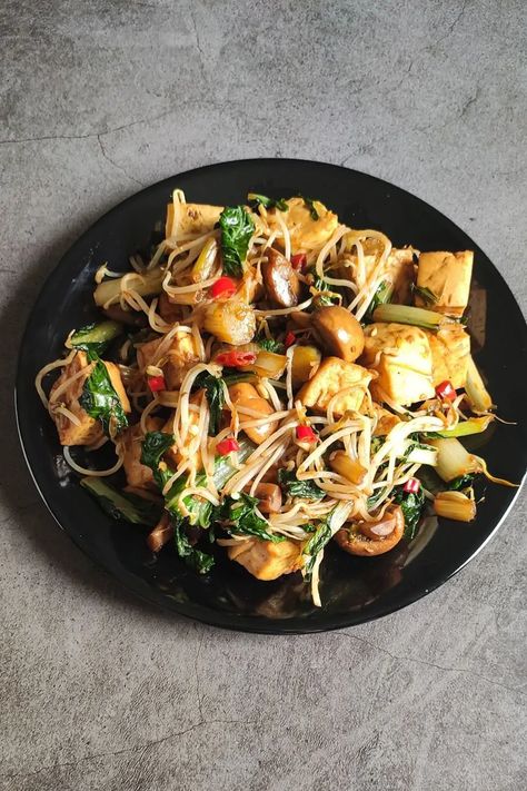 Stir fried tofu with bean sprouts and mushrooms-easy, tasty, and healthy Nasi Goreng Recipe, Bean Sprout Recipes, Vegan Chinese, Bean Sprout, Vegan Dinner Recipes Easy, Tofu Stir Fry, Marinated Tofu, Stir Fry Dishes, Sprout Recipes