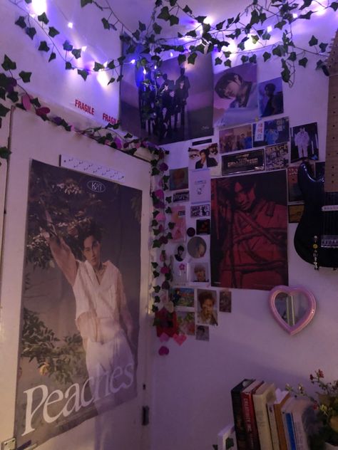 Exo Room Decor, Straykids Room Decor, Pocky Pink, Ateez Room Decor, Zimmer Aesthetic, Bedroom Indie, Rooms Aesthetic, Kpop Room Decor, Guitar Bedroom