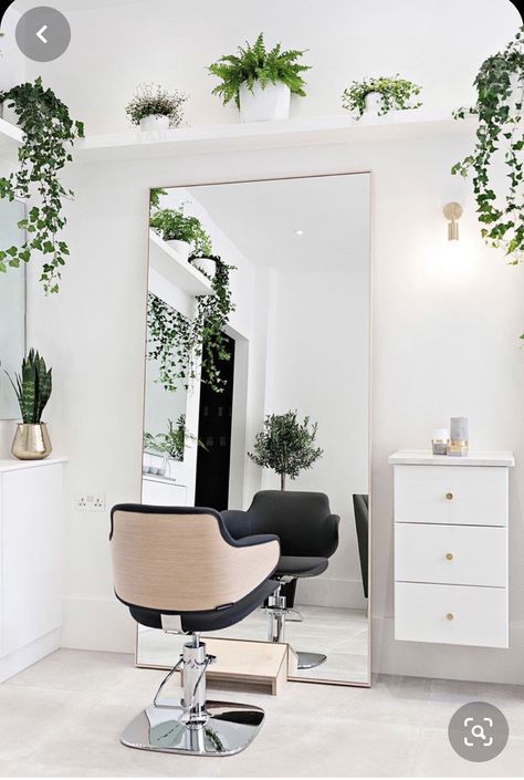 Salon Station Ideas Modern, Simple Salon Stations, Small Hair Salon, Salon Suite Decor, Hair Salon Ideas, Home Hair Salons, Beauty Room Salon, Home Beauty Salon, Esthetics Room