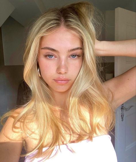 @annie.shr on instagram Blonde Hair Pale Skin, Hair Pale Skin, Pale Girl, Belle Blonde, Pale Blonde, Summer Haircuts, Blonde Hair Girl, Blonde Hair Inspiration, Blonde Hair Blue Eyes