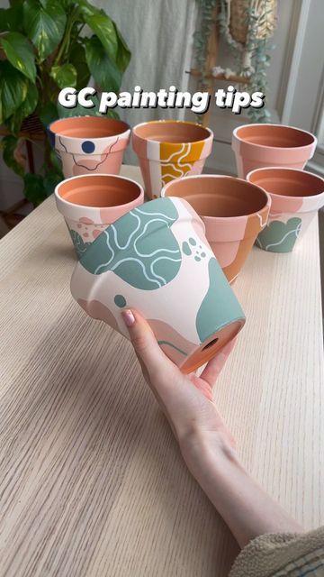 Planter Painting, Balcony Inspiration, Mate Idea, Plant Pot Design, Diy Pottery Painting, Painted Pots Diy, Posca Art, Plant Shelf, Painted Flower Pots