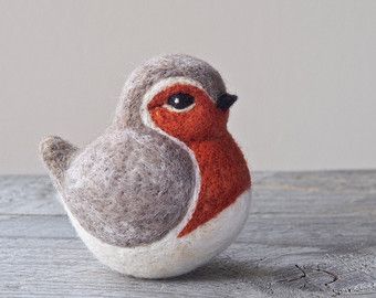 Felted Robin, Robin Ornament, Diy Laine, Felt Birds Ornaments, Tovad Ull, Dry Felting, Baby Mobil, Needle Felted Christmas, Wool Felting