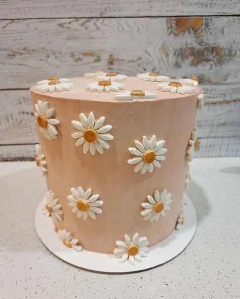 Retro Daisy Birthday Cake, Easy Daisy Cake, Daisy Boho Cake, Pink Daisy Birthday Party Ideas, Daisy Cake Ideas, Boho Cake Ideas Birthday, Daisy Cake Birthday, Pink Daisy Cake, Daisy Themed Birthday Party