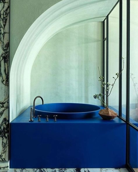 cobalt blue interior design • Instagram Tribeca Apartment, Big Bathtub, Yves Klein, Manhattan Apartment, Est Living, New York City Apartment, Blue Bath, New York Apartment, Amazing Spaces